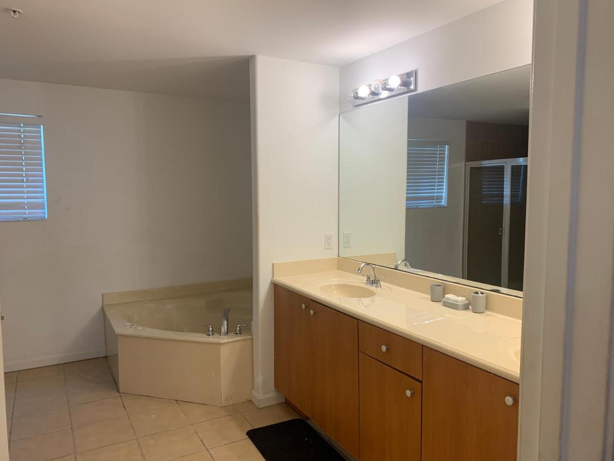 Bedroom Suite In Lauderdale Lakes Townhome ฟอร์ต ลอเดอร์เดล ภายนอก รูปภาพ