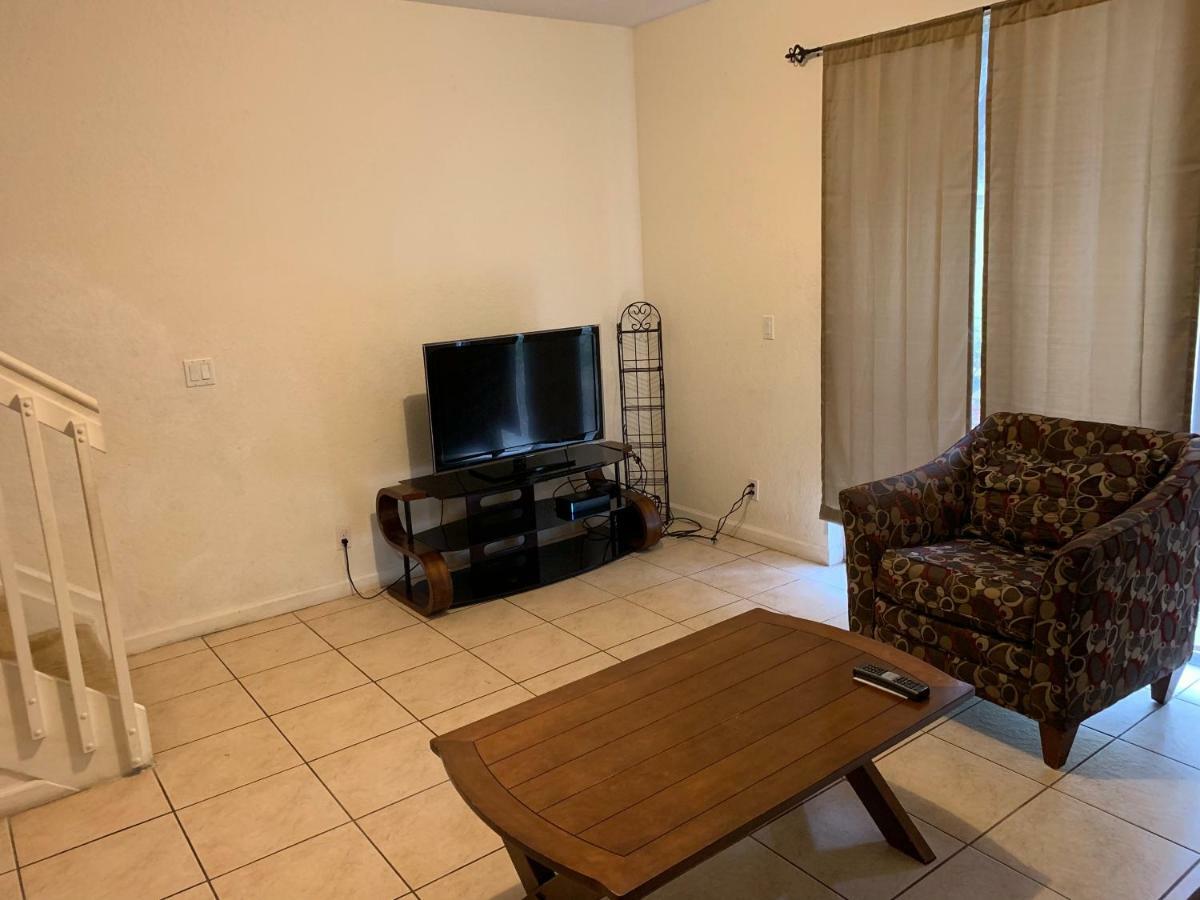 Bedroom Suite In Lauderdale Lakes Townhome ฟอร์ต ลอเดอร์เดล ภายนอก รูปภาพ